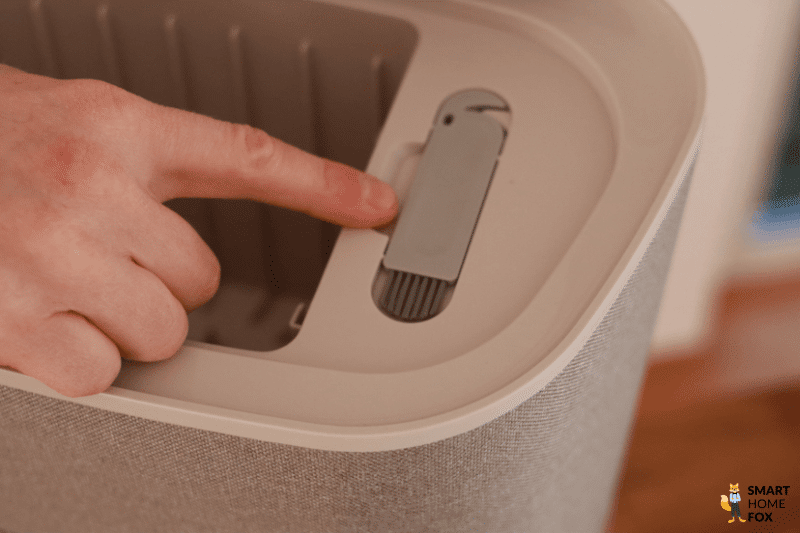 Ein Fingerzeig deutet auf die Reinigungsbürste des Philips HomeRun hin.